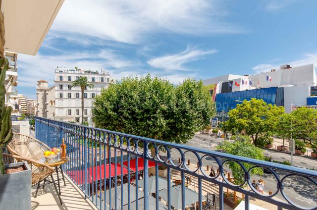 Location appartement Festival Cannes 2024 J -9 - Balcony - Impala