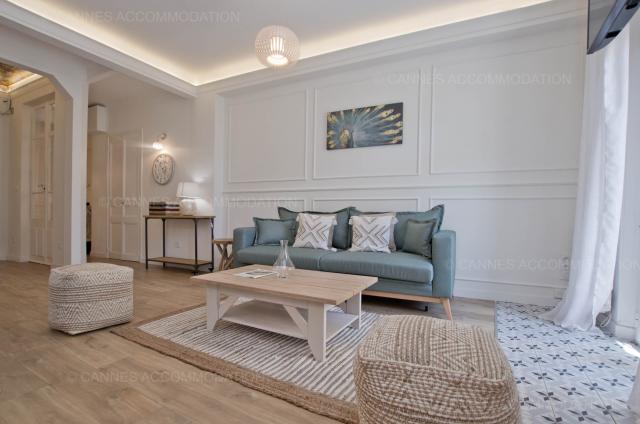 Location appartement Régates Royales de Cannes 2024 J -142 - Hall – living-room - Tina